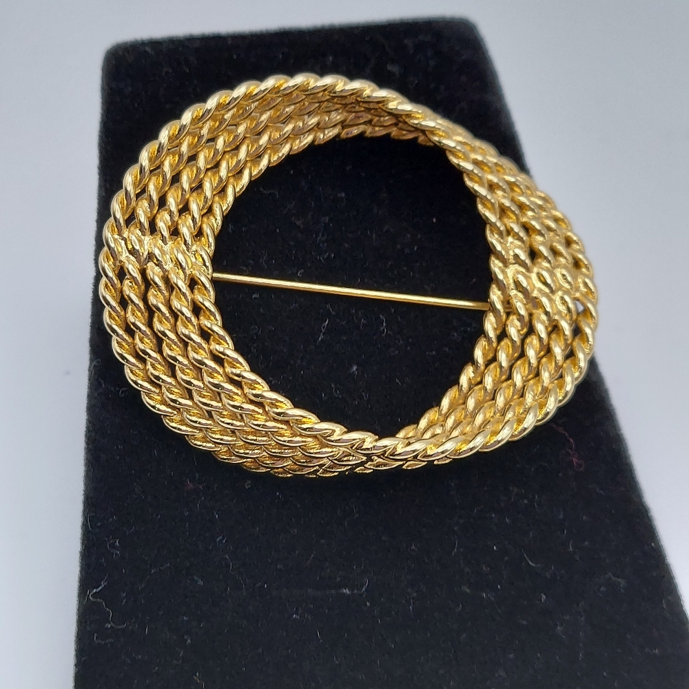 Monet Vtg Goldtone Brooch. GC&Beautiful.